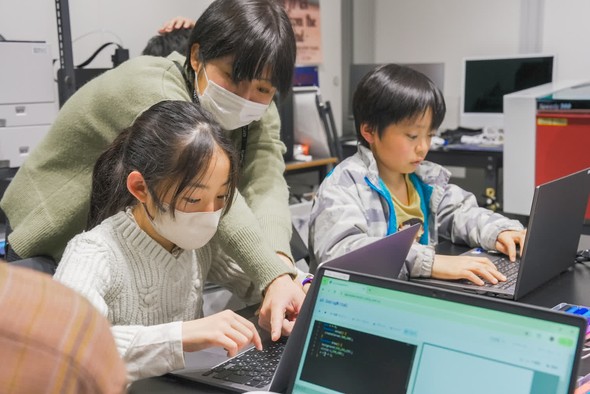 集中して作品づくりに取り組む1