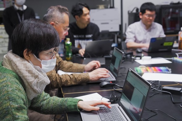 集中して作品づくりに取り組む2